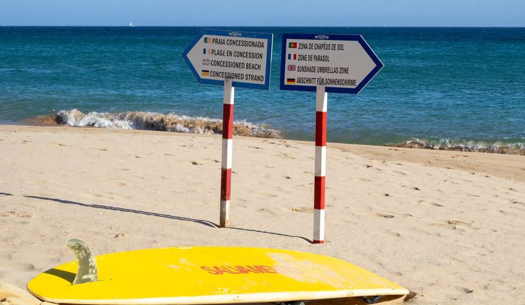 Podemos colocar o chapéu-de-sol à frente das concessões? O que diz a lei sobre a polémica que divide banhistas e concessionários de praia
